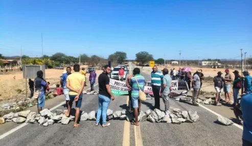 Manifestantes bloqueiam PE-360 em protesto por água em Floresta, PE