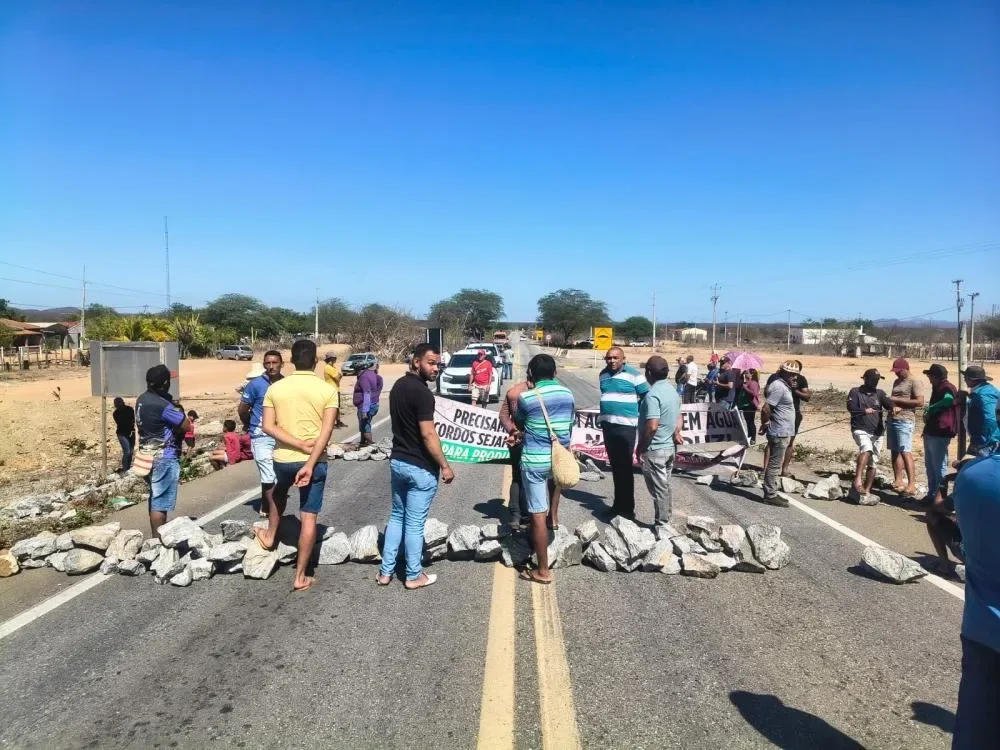 Manifestantes bloqueiam PE-360 em protesto por água em Floresta, PE