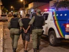 Suspeito joga álcool e ateia fogo em vítima no Centro de Petrolândia; homem é preso pela PM