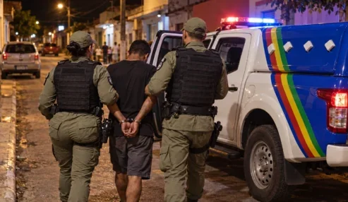 Suspeito joga álcool e ateia fogo em vítima no Centro de Petrolândia; homem é preso pela PM