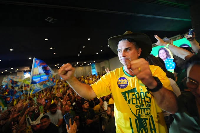 “Não tem absolutamente nada de errado nesse filme”, diz Flávio Bolsonaro sobre investigação do caso Dark Horse