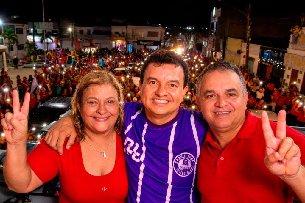 Regina da Saúde e Pedro Pilota reúnem apoiadores em caminhada pelas ruas de Itaíba