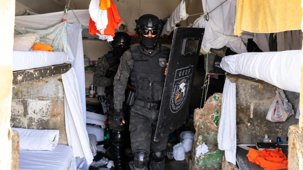 Presídio de Paulo Afonso recebe operação contra celulares ilegais