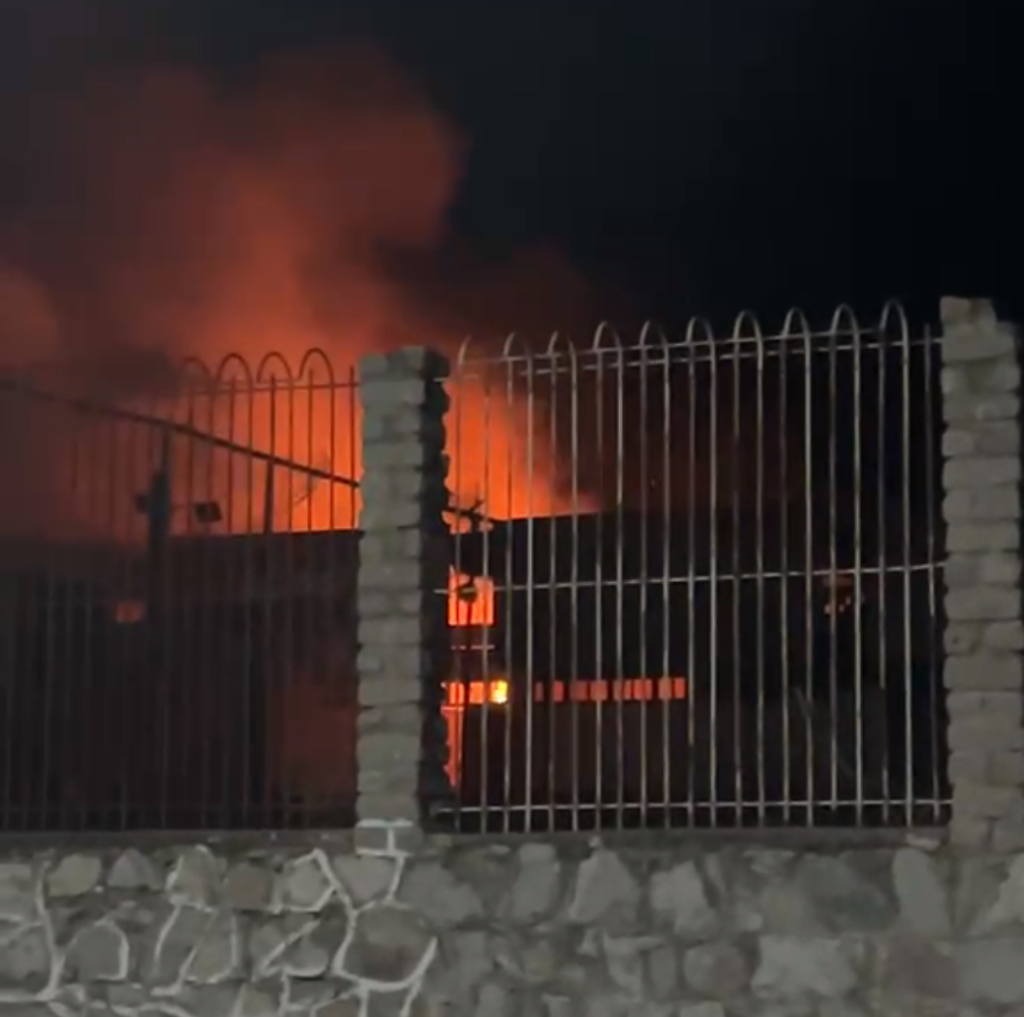 Incêndio atinge sala de prédio abandonado no Bairro Itaparica, em Jatobá