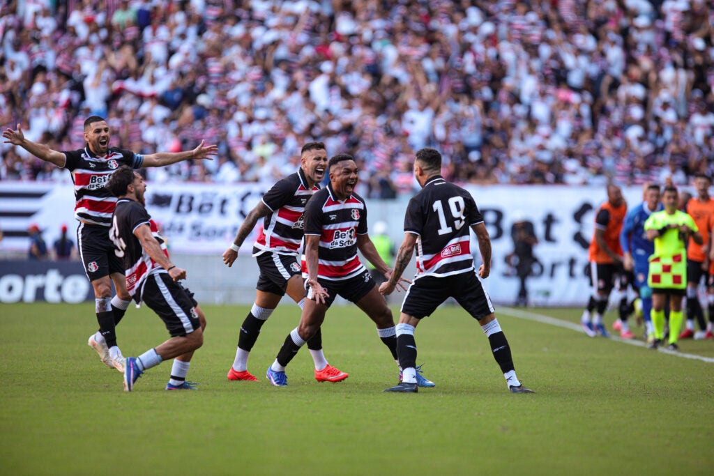 Com renda histórica e golaço, Santa Cruz vence Floresta e fica muito perto da Série B