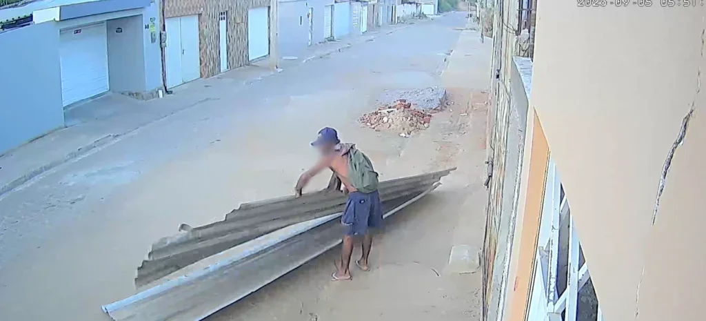 Homem é flagrado por câmeras furtando telhas metálicas de residência em Petrolândia