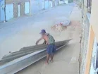 Homem é flagrado por câmeras furtando telhas metálicas de residência em Petrolândia