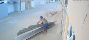 Homem é flagrado por câmeras furtando telhas metálicas de residência em Petrolândia Homem é flagrado por câmeras furtando telhas metálicas de residência em Petrolândia