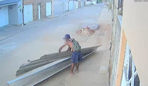Homem é flagrado por câmeras furtando telhas metálicas de residência em Petrolândia