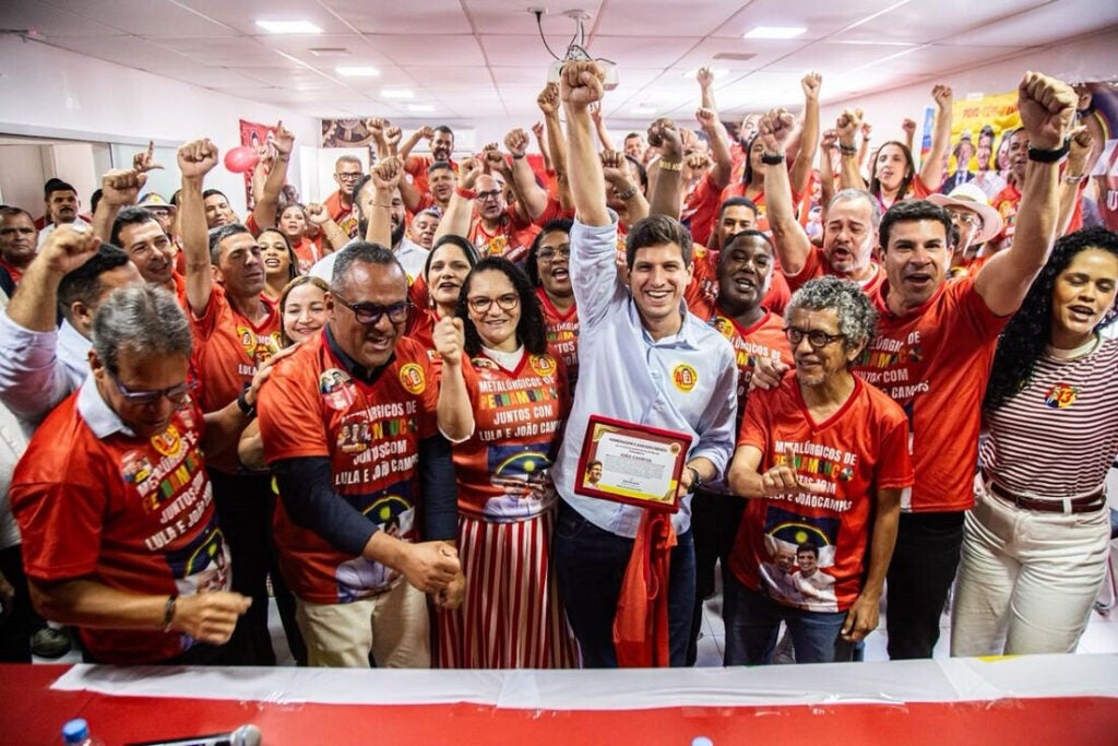 João Campos promete duplicar escolas técnicas, atrair indústrias e alfineta Raquel Lyra