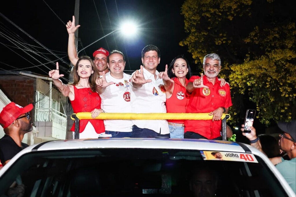 Com propostas à infraestrutura e saúde da região, João Campos encerra sábado de campanha no Pajeú
