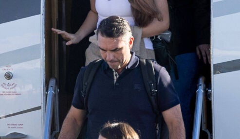 Avião com Flávio Bolsonaro e família pousa em Miami após saída do Brasil pela Argentina