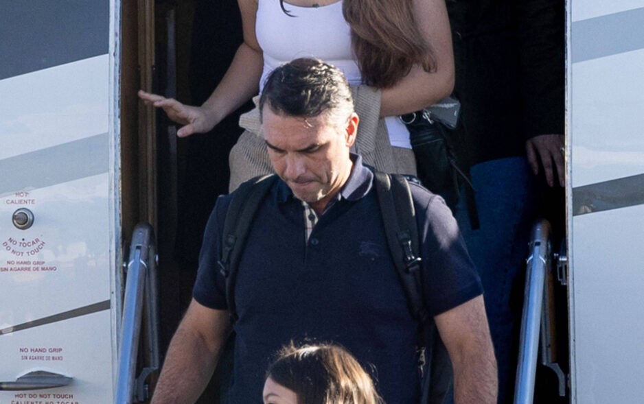 Avião com Flávio Bolsonaro e família pousa em Miami após saída do Brasil pela Argentina