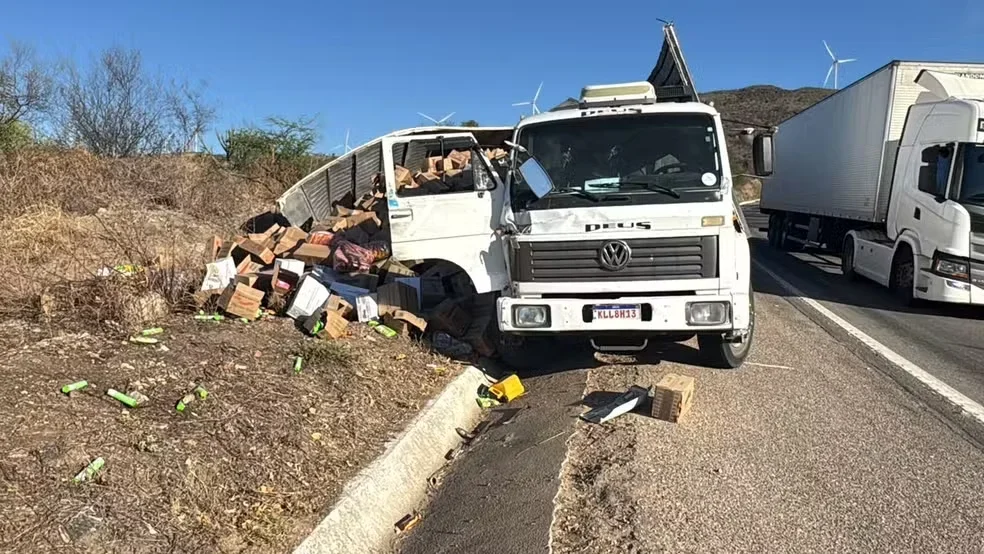 Imagem de acidente envolvendo caminhão na BR-423 em Garanhuns