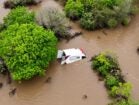 Ambulância parcialmente submersa após ser arrastada pela enxurrada em Queimadas, na Bahia, imagem divulgada nas redes sociais