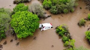 Ambulância parcialmente submersa após ser arrastada pela enxurrada em Queimadas, na Bahia, imagem divulgada nas redes sociais
