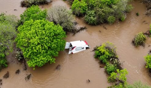 Ambulância é arrastada por enxurrada na Bahia e cinco pessoas são resgatadas por moradores