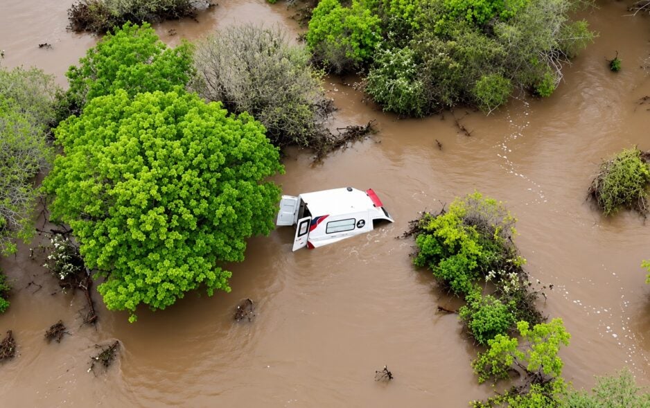 Ambulância é arrastada por enxurrada na Bahia e cinco pessoas são resgatadas por moradores