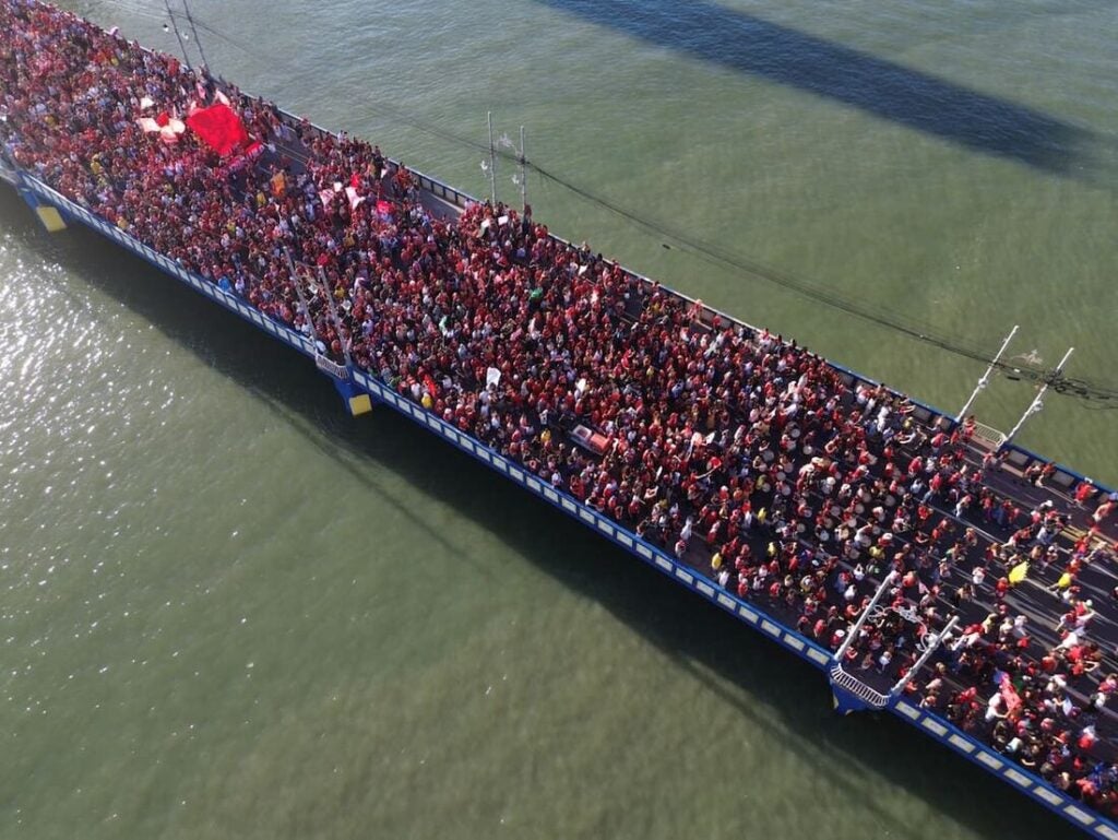 Manifestantes em ato de apoio a Lula no Recife, em 11 de outubro de 2026