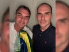 Eduardo Bolsonaro ao lado do irmão Flávio Bolsonaro nos Estados Unidos em fotografia divulgada nas redes sociais