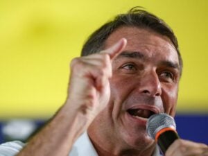 Flávio Bolsonaro em fotografia da AFP usada pela Folha de Pernambuco em reportagem sobre possíveis consequências jurídicas de sua saída do Brasil
