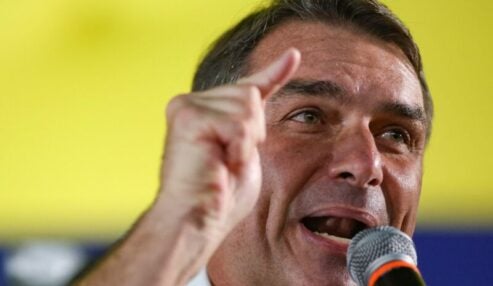 Saída de Flávio Bolsonaro do Brasil pode levar a prisão preventiva e extradição, avalia advogado