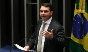 Foto de Flávio Bolsonaro utilizada pela CBN Recife em reportagem sobre checagem policial de possível viagem internacional