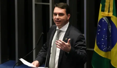 PF verifica informação sobre possível saída de Flávio Bolsonaro pela Argentina; aliado nega viagem
