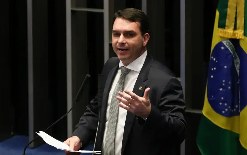 PF verifica informação sobre possível saída de Flávio Bolsonaro pela Argentina; aliado nega viagem