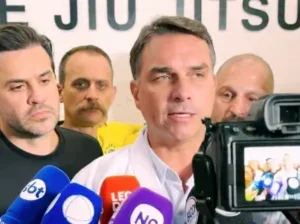 Flávio Bolsonaro durante agenda política