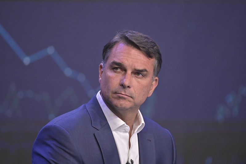 Flávio Bolsonaro aceita discutir abertura de sigilos, mas apresenta condições ao desafio de Lula