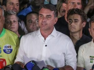 Flávio Bolsonaro em fotografia utilizada pela Folha de Pernambuco em reportagem sobre pedido de anulação das eleições