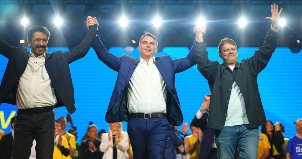 Flávio Bolsonaro ao lado de Ricardo Nunes e Tarcísio de Freitas em registro utilizado pela CNN Brasil