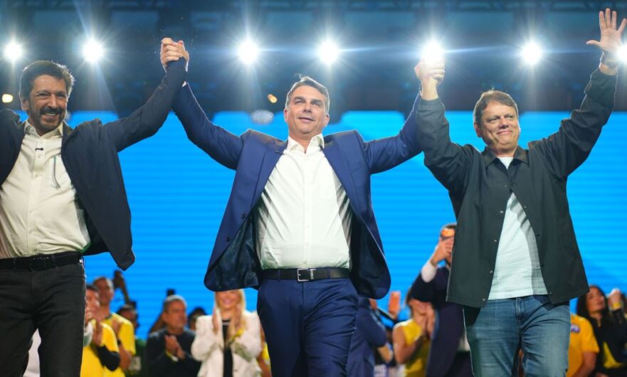 Flávio Bolsonaro ao lado de Ricardo Nunes e Tarcísio de Freitas em registro utilizado pela CNN Brasil