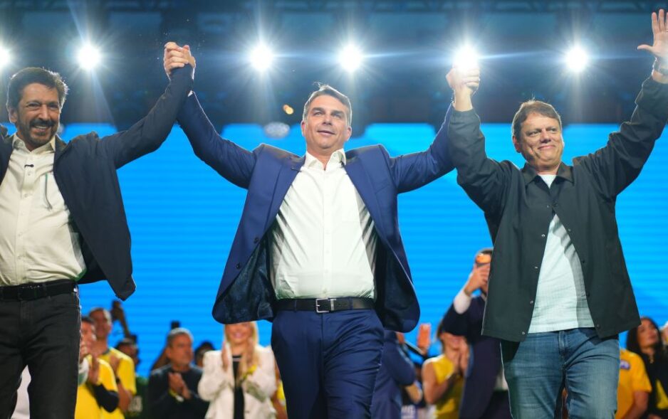 Flávio Bolsonaro se reúne com prefeitos e vereadores em São Paulo durante campanha do segundo turno
