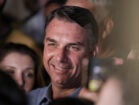 Flávio Bolsonaro fala com jornalistas após o primeiro turno das eleições de 2026