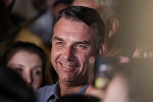 Flávio Bolsonaro fala com jornalistas após o primeiro turno das eleições de 2026