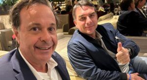 Flávio Bolsonaro ao lado de Gilson Machado em vídeo sobre Pernambuco