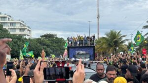 Flávio Bolsonaro durante último ato de campanha na Barra da Tijuca, Rio de Janeiro