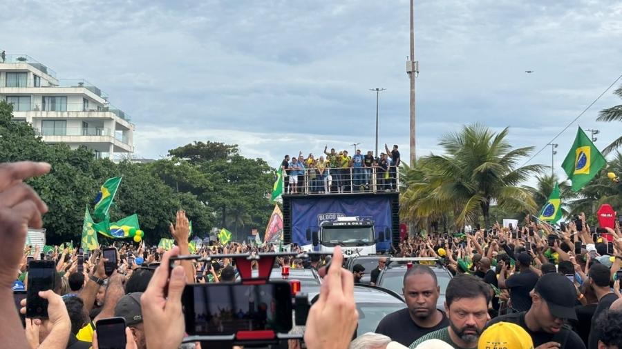 Flávio Bolsonaro durante último ato de campanha na Barra da Tijuca, Rio de Janeiro