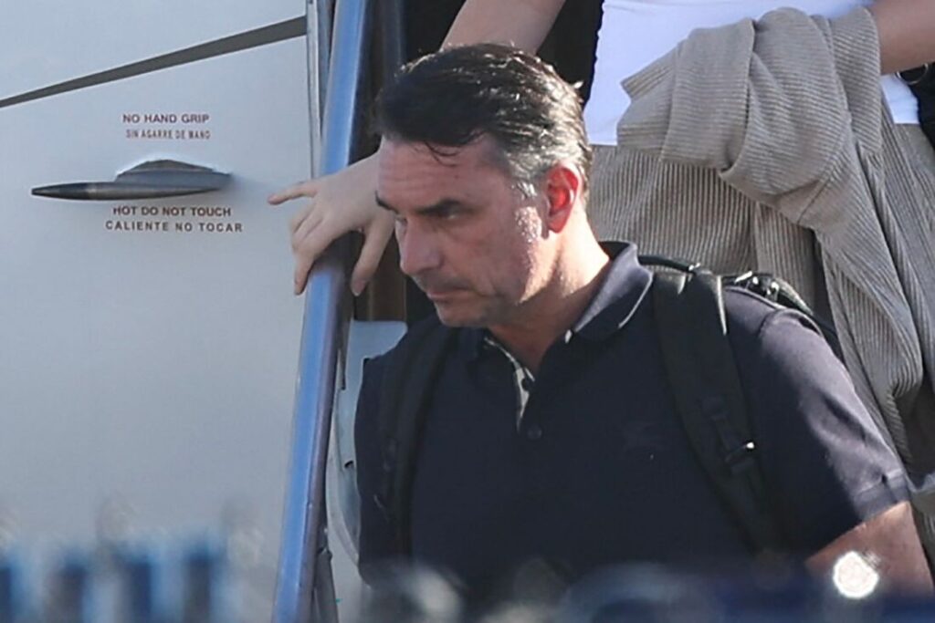 Flávio Bolsonaro em fotografia da AFP utilizada pela Folha de Pernambuco na cobertura da carta divulgada após as eleições