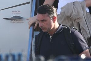 Flávio Bolsonaro em fotografia da AFP utilizada pela Folha de Pernambuco na cobertura da carta divulgada após as eleições