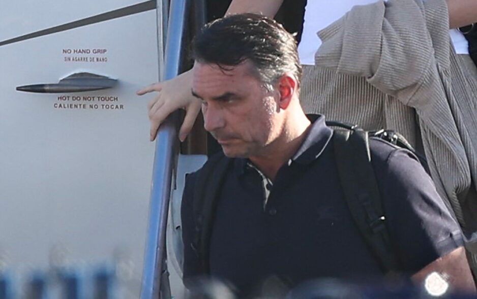 Flávio Bolsonaro se declara ‘presidente eleito’ em carta, apaga publicação e muda texto para ‘líder do Brasil’