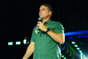Fotografia utilizada em reportagem do Blog do Elielson sobre determinação de entrega de passaportes de Flávio Bolsonaro