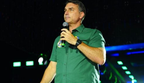 Flávio Bolsonaro é intimado a entregar passaportes por determinação de Alexandre de Moraes