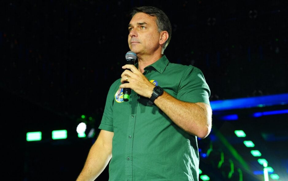 Flávio Bolsonaro é intimado a entregar passaportes por determinação de Alexandre de Moraes