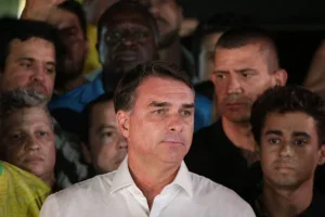 Flávio Bolsonaro em foto da reportagem do Metrópoles sobre declaração de Simón Levy a respeito de chegada aos Estados Unidos