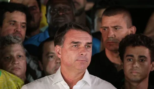 Aliado de Trump afirma que Flávio Bolsonaro chegou aos EUA ‘em segurança’; viagem segue sob apuração
