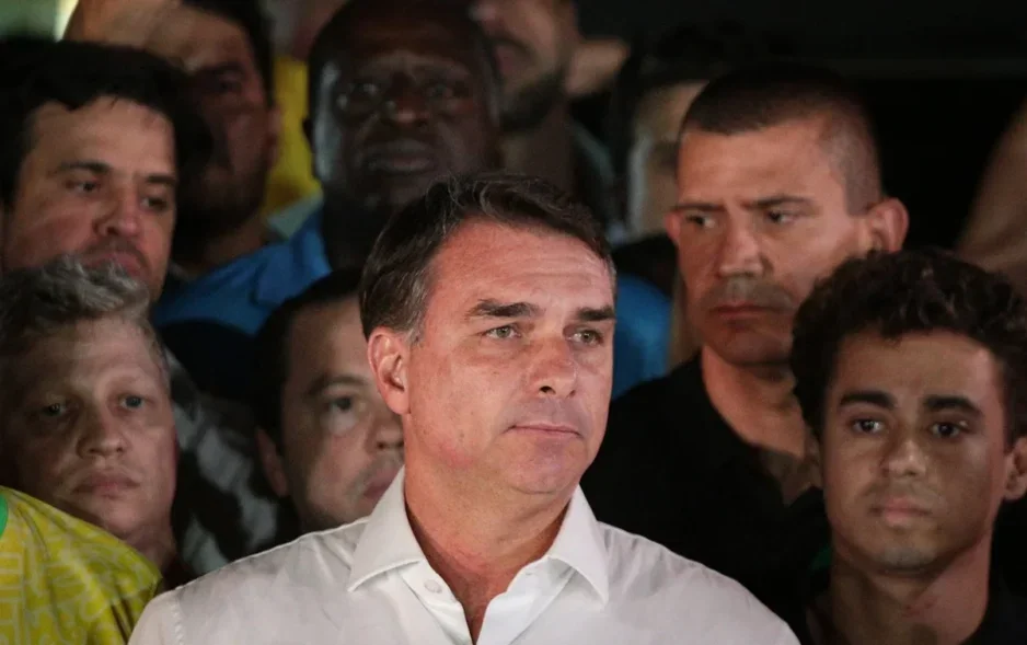 Aliado de Trump afirma que Flávio Bolsonaro chegou aos EUA ‘em segurança’; viagem segue sob apuração