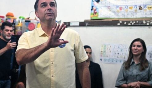 Flávio Bolsonaro vota no Rio de Janeiro na manhã do segundo turno das eleições